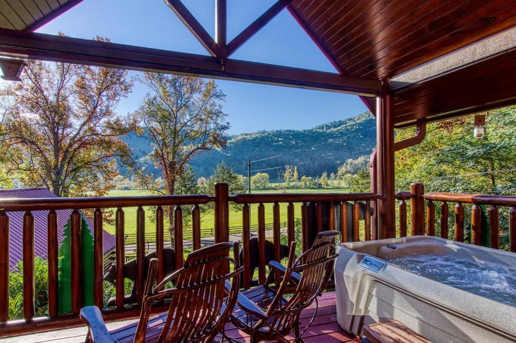 Papa Bear, Hot Tub, Wifi, 1089 Free Tickets Each Paid Day, Dollywood And More Sevierville Exteriér fotografie