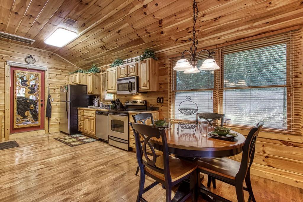 Papa Bear, Hot Tub, Wifi, 1089 Free Tickets Each Paid Day, Dollywood And More Sevierville Exteriér fotografie