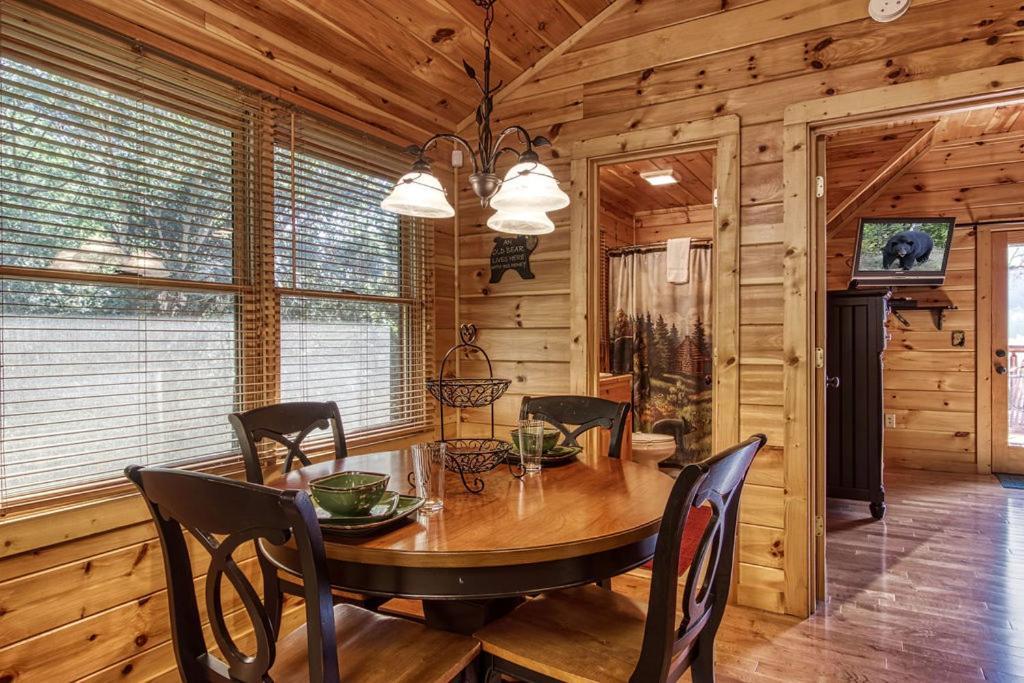 Papa Bear, Hot Tub, Wifi, 1089 Free Tickets Each Paid Day, Dollywood And More Sevierville Exteriér fotografie